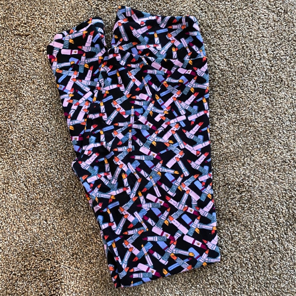 Lipstick leggings